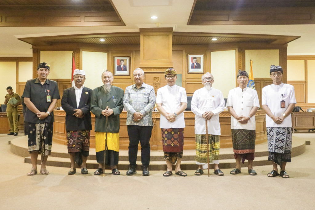 Sekda Adi Arnawa Hadiri Pasamuan Paruman Pandita Se-Kabupaten Badung
